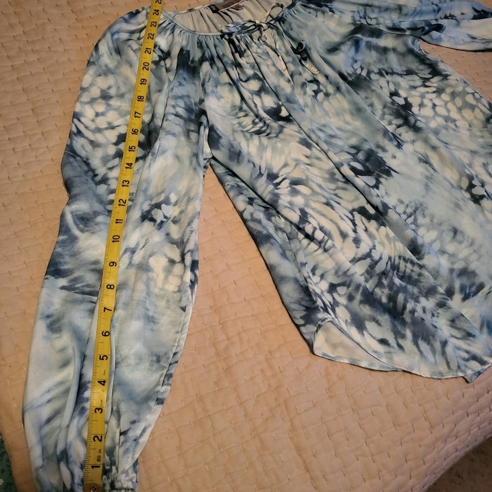 Pre-Loved Jennifer Lopez Blue White Silky Womens Blouse Size XS